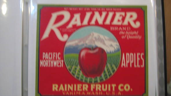 Rainier Red Traung LL Fruit Crate Label